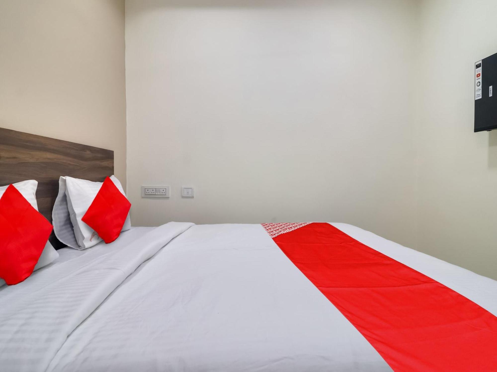 Hotel O Red Stone Hotels Hyderabad Eksteriør billede